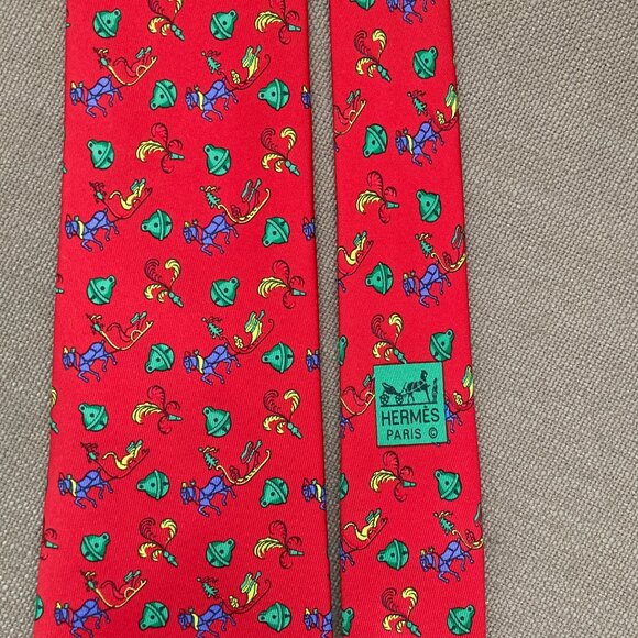 100% REAL HERMES TIE ~ BRIGHT RED w FUN CHRISTMAS HOLIDAY HORSE SLEIGH BELL - Picture 3 of 4